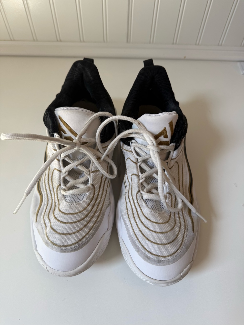 Nike White and Gold Liam Maverick EVA Basketball shoes Women’s 8.5/Men’s 7